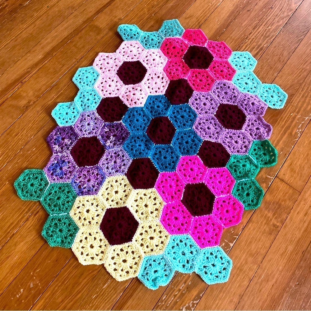 GORGEOUS oval Granny Crochet Rug Vintage 28x34 Perfect Condition